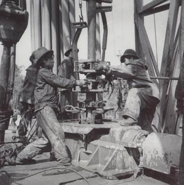 1958年员工在现场打井