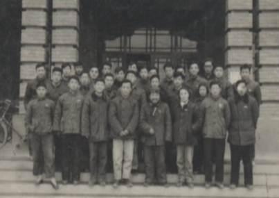 石油钻采系首批员工（51级，外校转入）与老师合影