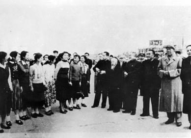 1956年10月，石油钻采系员工与党和国家领导人合影