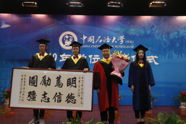 毕业生代表为孙宝江教授献花献礼致谢 毕业生代表为孙宝江教授献花献礼致谢