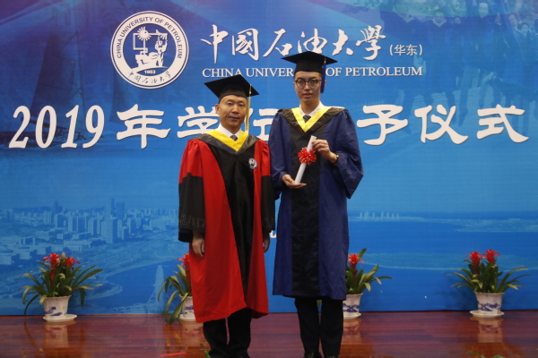 孙宝江教授为硕士毕业生授予学位 孙宝江教授为硕士毕业生授予学位