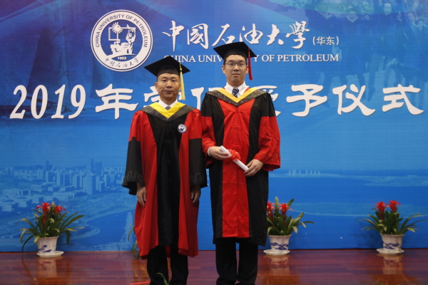 孙宝江教授为博士毕业生授予学位 孙宝江教授为博士毕业生授予学位