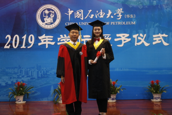 孙宝江教授为本科毕业生授予学位 孙宝江教授为本科毕业生授予学位