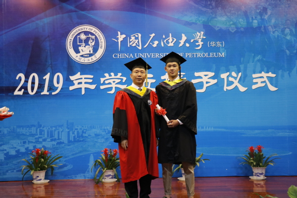 孙宝江教授为职工授予学位 孙宝江教授为职工授予学位