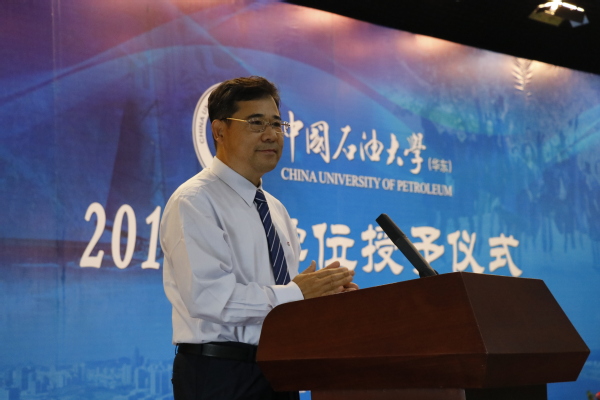 李明忠教授主持学位授予仪式 李明忠教授主持学位授予仪式