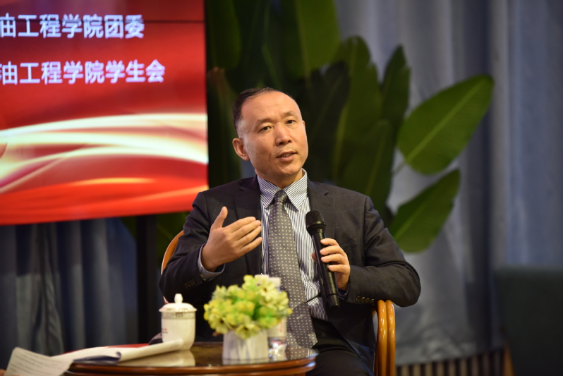 孙宝江经理解答员工提问 战鑫杰摄 孙宝江经理解答员工提问 战鑫杰摄